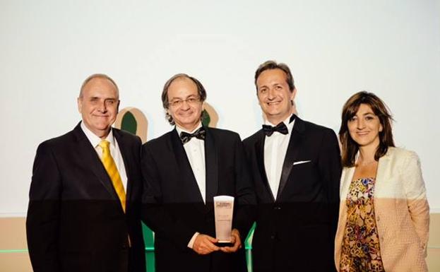 El equipo de la inmobiliaria, en la recepción de un premio. 