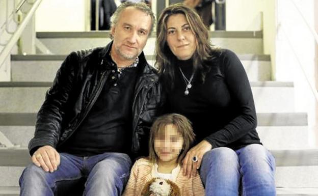 Nadia posa con sus padres. 