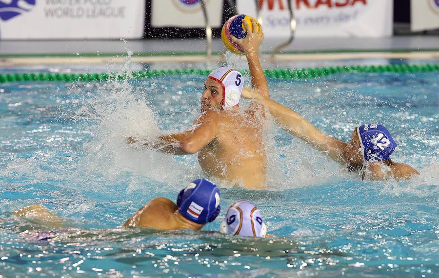 El público malagueño llena las gradas de Inacua para ver el estreno con victoria de España ante Holanada en la Liga Mundial (9-5).