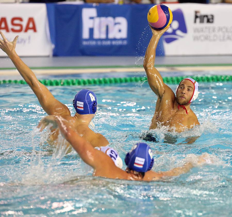 El público malagueño llena las gradas de Inacua para ver el estreno con victoria de España ante Holanada en la Liga Mundial (9-5).