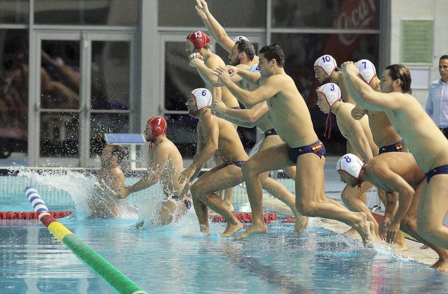 El público malagueño llena las gradas de Inacua para ver el estreno con victoria de España ante Holanada en la Liga Mundial (9-5).