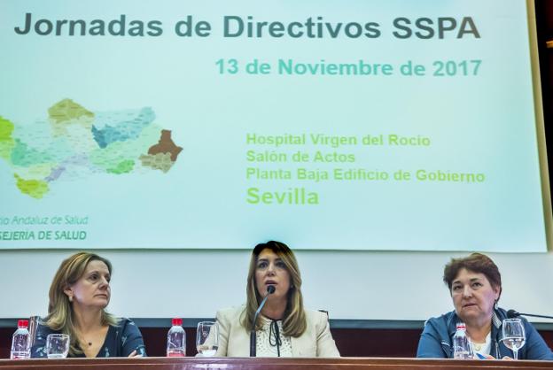 La consejera, Marina Álvarez, la presidenta, Susana Díaz, y la gerente del SAS, Francisca Antón.