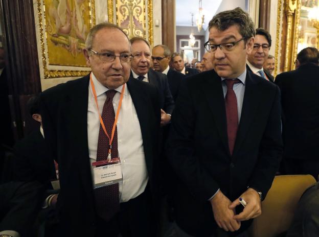 El ministro de Energía, Álvaro Nadal (dcha.), junto al presidente de la Cámara de Comercio, José Luis Bonet, ayer en Madrid. :: efe