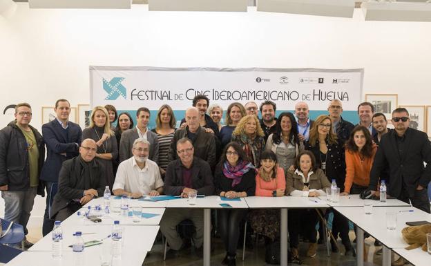 Foto de familia de los presentes ayer en la reunión celebrada en el Festival de Huelva. 