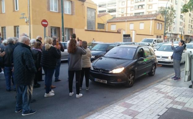 «¡Ya no podemos más!». Vecinos cortan la Carretera de Cádiz para protestar por el edificio okupa de Juan XXIII