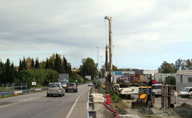 Los trabajos de construcción de la pasarela son ya visibles junto a la carretera.