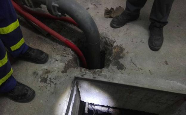 Trabajos en el pozo afectado por el vertido.