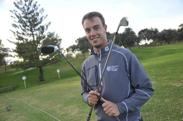 Víctor Pastor entrena con el equipo del University Golf Program Málaga en el Guadalhorce Club de Golf. silva