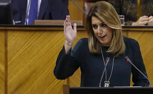 Susana Díaz, ayer en la tribuna del Parlamento durante el debate de la Comunidad .