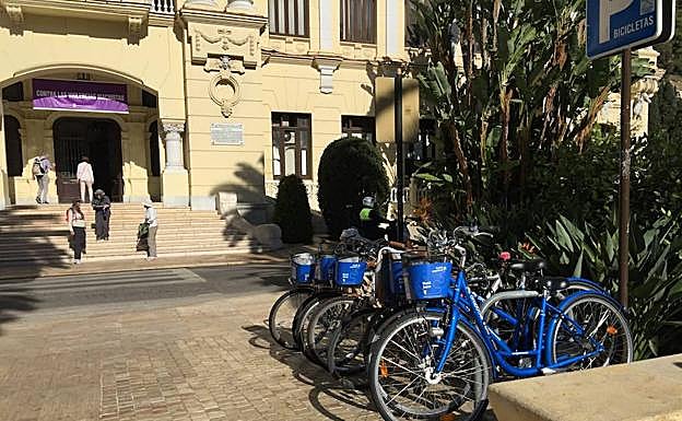 Los empleados públicos se quejan de que la nueva empresa de bicis acapara los dos aparcamientos del Ayuntamiento. 