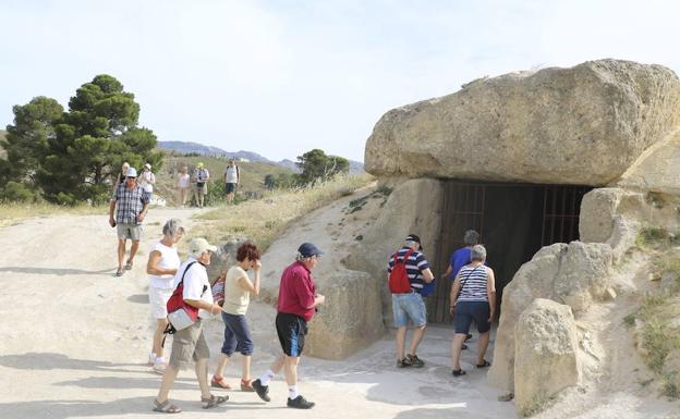 Un grupo de turistas accede al dolmen de Menga. :