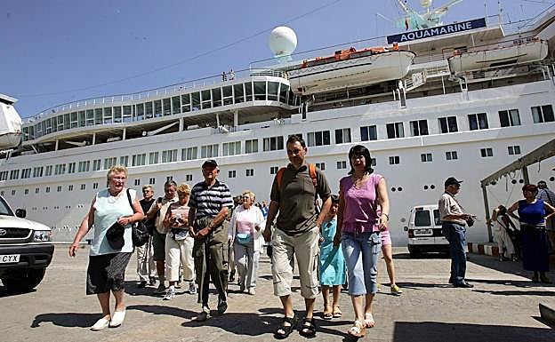 Cruceristas desembarcan en el Puerto de Málaga para visitar los atractivos de la ciudad