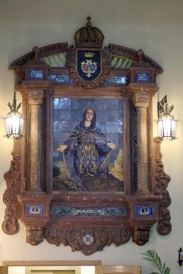 El salón de tronos está presidido por un gran mosaico de la Virgen que pertenecía a una antigua fábrica de Málaga. :: eduardo nieto
