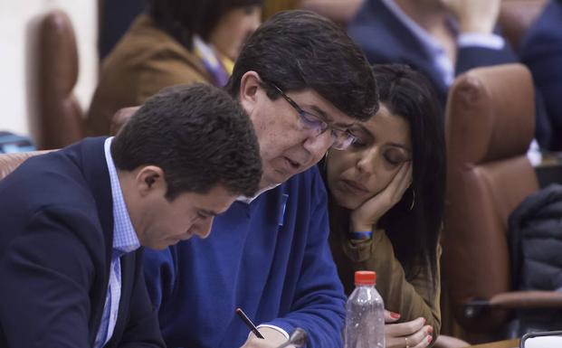 Diputados de C’s cotejando las resoluciones en la votación. 