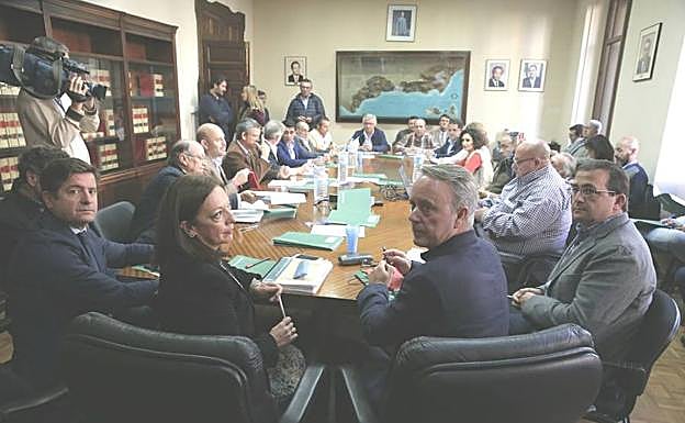 Reunión de los responsables de la Junta ayer con los comités de gestión de Costa del Sol, Guadalhorce y Axarquía. 