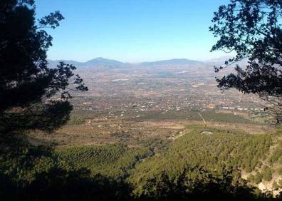 Imagen secundaria 1 - Ermita del Calvario de Mijas. | Vista del Valle del Guadalhorce en las cotas más elevadas de esta ruta. Foto: Diputación de Málaga.. | Habrá que estar muy atentos a las señales de esta ruta