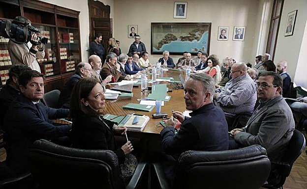 Reunión de los responsables de la Junta ayer con los comités de gestión de Costa del Sol, Guadalhorce y Axarquía. 