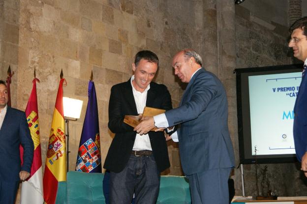 Ayestaran recibe el premio de manos del presidente de la Diputación Provincial de Guadalajara. :: n. n.