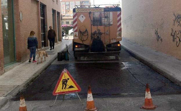 Trabajos de reasfaltado ayer en calle Huerto de Monjas.