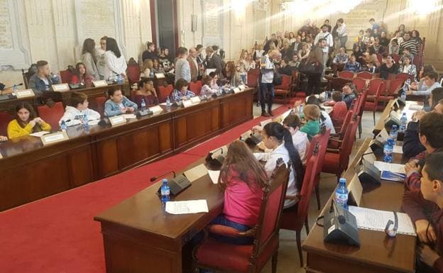 Un momento del pleno infantil celebrado en el Ayuntamiento de Málaga.