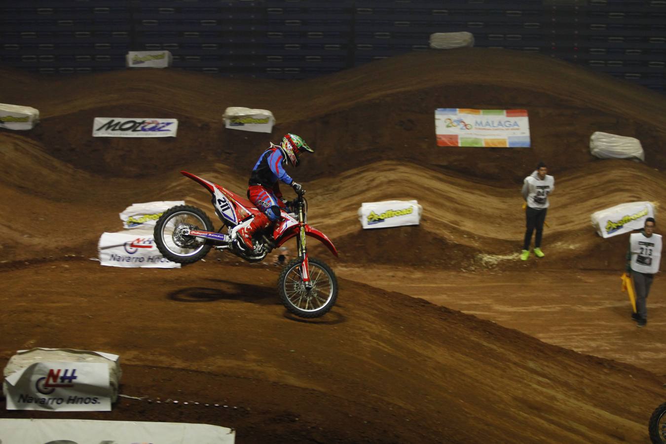 Tras varios días de intenso trabajo, la cancha principal del Palacio de los Deportes se transformó en una auténtica pista de supercross llena de rampas, curvas y obstáculos. El pabellón malagueño acogió ayer por la tarde el Supercross Internacional Xtreme Show Ciudad de Málaga, un espectáculo para los aficionados al motor que reunió a algunos de los mejores especialistas de esta modalidad derivada del motocross.