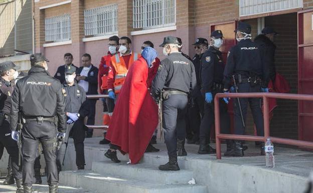 Inmigrandes llegando al Instituto Bastarreche.