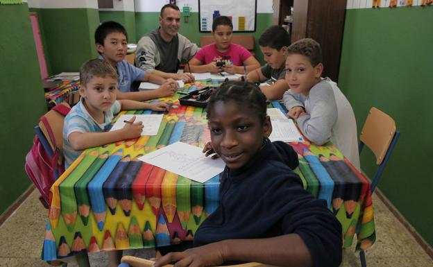 Málaga Acoge cuenta con un programa de apoyo escolar para sus familias usuarias. 