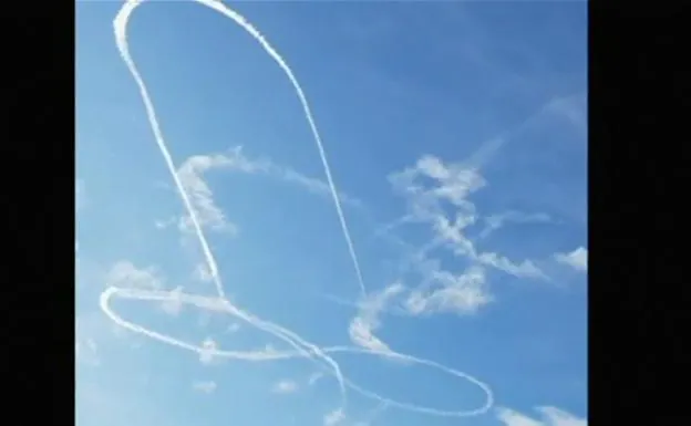Un piloto causa el sonrojo de la Armada de EEUU al pintar un pene gigante en el cielo