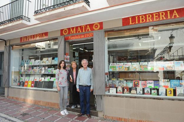 Los herederos del librero, Ana María y José Andrés, junto a la hija de este último.