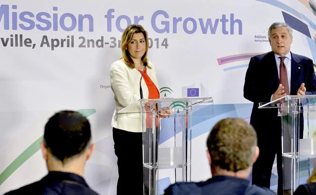 Susana Díaz y Antonio Tajani, en Sevilla en 2014, cuando este era comisario de Industria. 