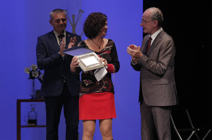 El alcalde de Málaga, Francisco de la Torre, asiste, junto al concejal de Derechos Sociales, Julio Andrade, en la entrega de premios de la Gala celebrada en el Teatro Cervantes con motivo del Día Internacional contra la Violencia de Género.