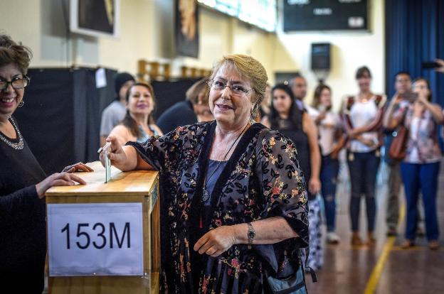 La presidenta Bachelet se dispone a depositar su voto en su colegio electoral. :: efe

