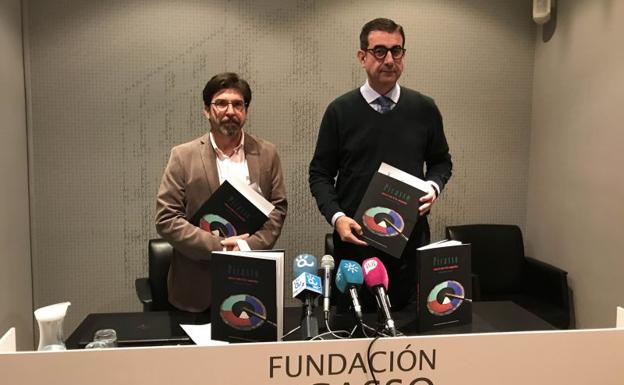 Fernando de la Rosa y José María Luna, con el libro.