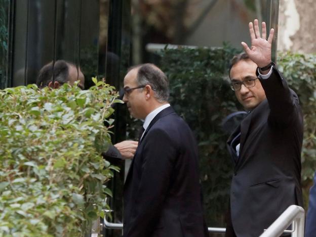 Turull (a la izquierda) y Rull a su llegada a la Audiencia Nacional. :: Fernando Alvarado/EFE