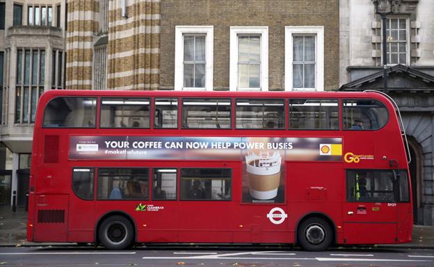 Uno de los autobuses rojos de Londres que funcionan con el biocombustible elaborado a partir de los posos de café.