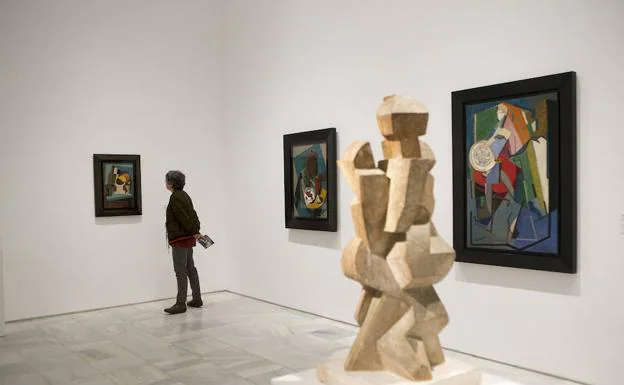 Imagen principal - Arriba, imágenes de la colección en el Reina Sofía. A la izquierda, de izquierda a derecha, José María Sanz-Magallón, Luis Solana, César Alierta, Ricardo Martín Fluxá, Eugenio Carmona y Manuel Borja-Villel. Al lado, otras piezas. 