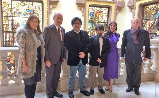 El escritor Fernando Iwasaki, en el centro, junto al alcalde de Málaga, la concejala de Cultura y miembros del jurado.