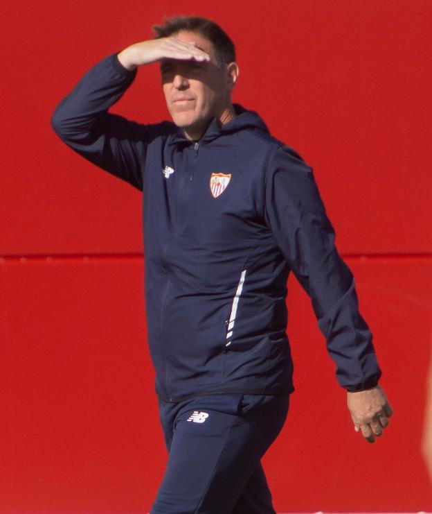 Eduardo Berizzo, durante el entrenamiento del Sevilla ayer. :: efe