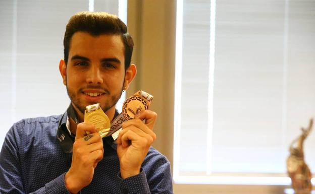 Tomás Rivero, con las dos medallas obtenidas en ‘Worldskills’.