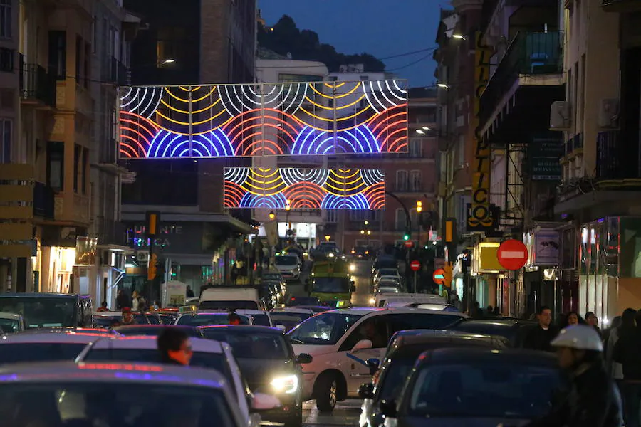 Las calles de los distintos distritos de Málaga se encienden ya para preparar la Navidad. 