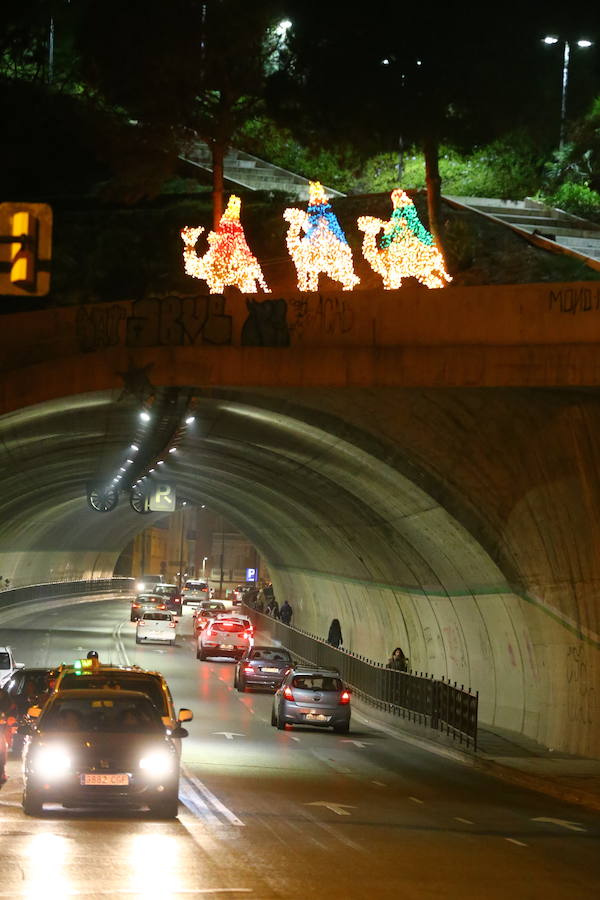 Las calles de los distintos distritos de Málaga se encienden ya para preparar la Navidad. 