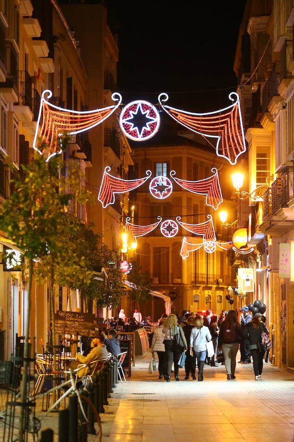 Las calles de los distintos distritos de Málaga se encienden ya para preparar la Navidad. 