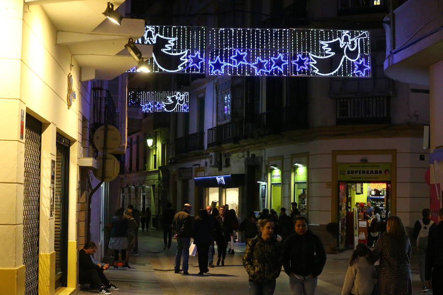 Las calles de los distintos distritos de Málaga se encienden ya para preparar la Navidad. 