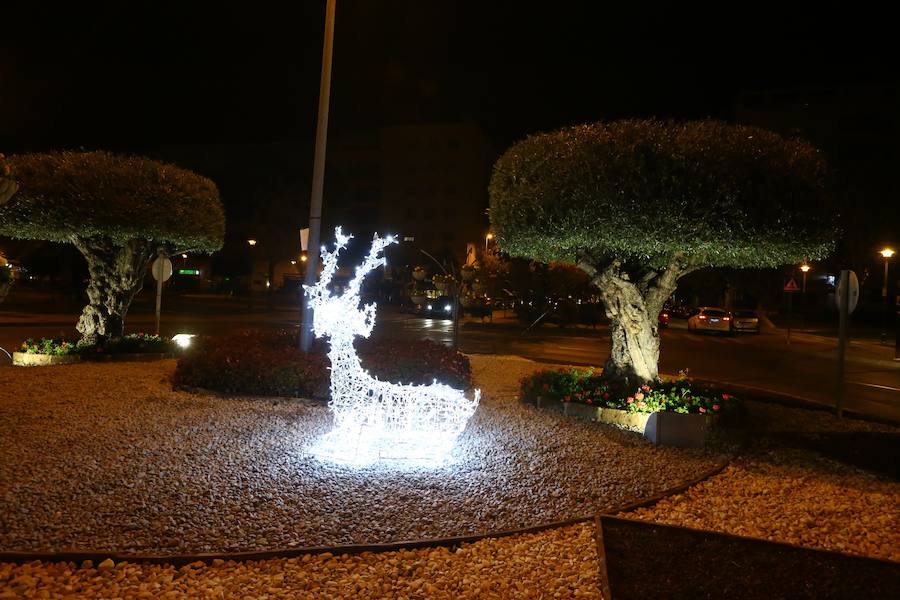 Las calles de los distintos distritos de Málaga se encienden ya para preparar la Navidad. 