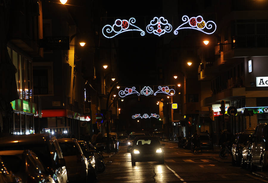 Las calles de los distintos distritos de Málaga se encienden ya para preparar la Navidad. 