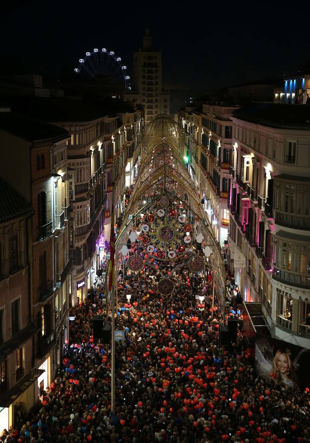 En Málaga ya es Navidad tras el encendido oficial del alumbrado navideño de la calle Larios y la plaza de la Constitución.