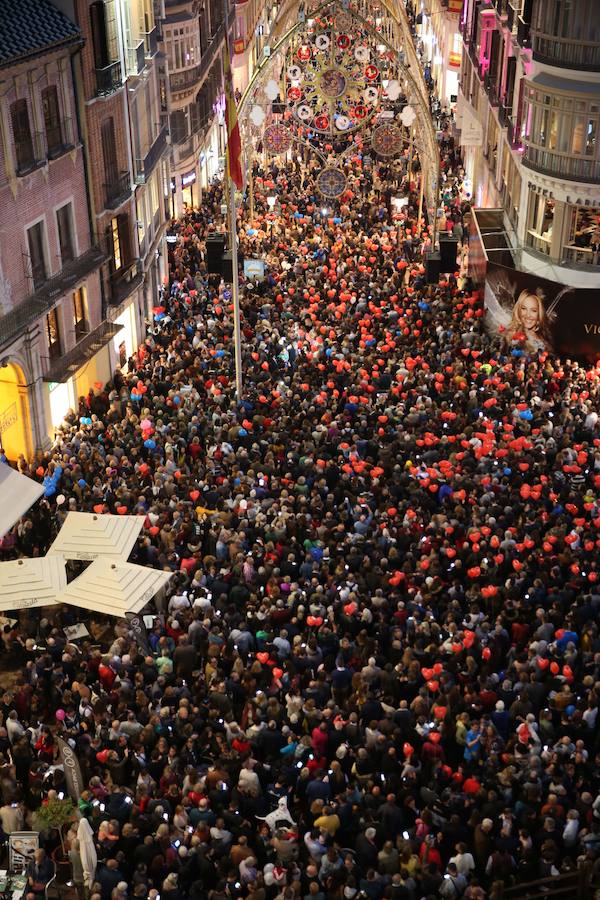 En Málaga ya es Navidad tras el encendido oficial del alumbrado navideño de la calle Larios y la plaza de la Constitución.