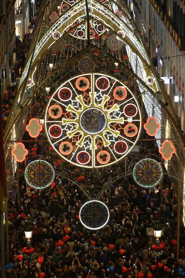 En Málaga ya es Navidad tras el encendido oficial del alumbrado navideño de la calle Larios y la plaza de la Constitución.