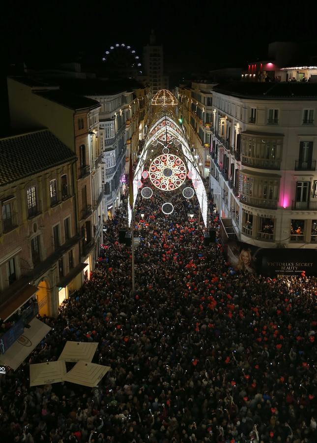 En Málaga ya es Navidad tras el encendido oficial del alumbrado navideño de la calle Larios y la plaza de la Constitución.