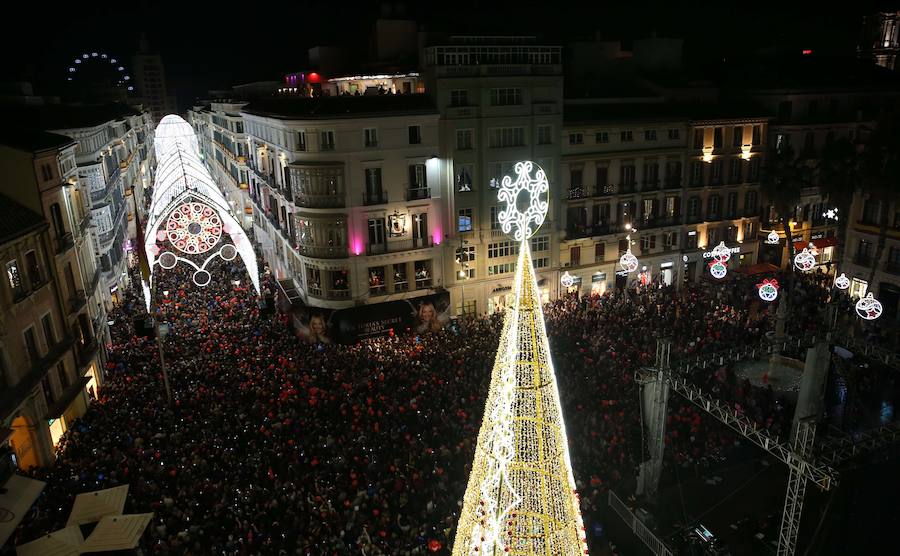 En Málaga ya es Navidad tras el encendido oficial del alumbrado navideño de la calle Larios y la plaza de la Constitución.